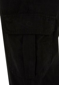 Pantalon cargo noir en tissu robuste avec une poche à rabat latérale, un design plissé et une ceinture plate. Texture lisse avec des détails de coutures minimaux.