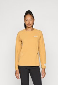 Pulover galben din fleece cu un finisaj texturat, guler rotund, două buzunare frontale cu fermoar și un mic logo pe piept.