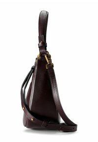 Borsa a mano in pelle marrone scuro con tracolla regolabile e chiusura in metallo dorato, vista di lato su sfondo bianco.