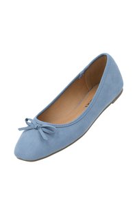 Bailarina azul de ante con punta redondeada y un pequeño detalle de lazo en la parte frontal. Su interior cuenta con un suave forro beige. Suela plana de goma.