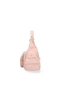 Borsa in suede rosa con design strutturato, hardware dorato, tasca frontale e tracolla regolabile. Superficie testurizzata con una finitura morbida.