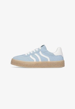 Lichtblauwe sneaker met witte veters, witte hielstrook, twee witte gestreepte accenten en een dikke, getextureerde beige zool.