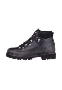 Bota de senderismo negra con parte superior de cuero texturizado, puntera reforzada, siete ojetes metálicos y suela de goma rugosa para tracción.