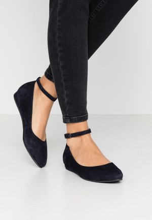 Marineblauwe suede ballerina's met een ronde neus en enkelband. Het ontwerp heeft een gladde textuur en een lage, wigachtige hak.