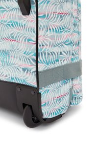 Valigia rotolante con un motivo di foglie tropicali in turchese, rosa e bianco. Presenta una base nera, una tracolla grigia e ruote lisce.
