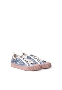 Zapatillas de tela con estampado floral, base azul, rayas blancas, cordones beiges y suela de goma rosa con estrías.
