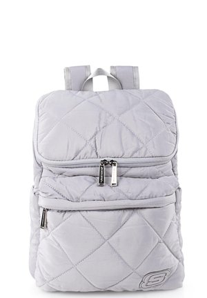 Mochila acolchada de color gris claro con cierre de solapa, bolsillo frontal con doble cremallera y correas ajustables. Presenta un patrón de diamantes y un acento con el logotipo.