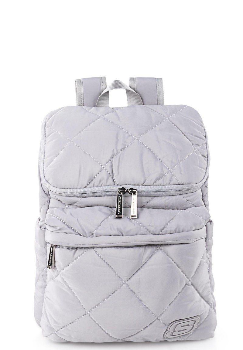 Mochila acolchada de color gris claro con cierre de solapa, bolsillo frontal con doble cremallera y correas ajustables. Presenta un patrón de diamantes y un acento con el logotipo.