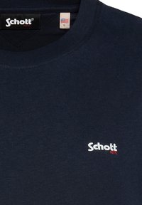 T-shirt in cotone blu navy con scollo a giro e logo ricamato "Schott NYC" in bianco con un accento rosso. Etichetta con taglia "L".