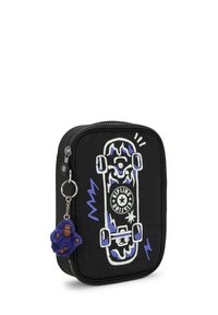 Svart påse med ett skateboardmotiv i vitt och lila. Inkluderar en lila fluffig apa nyckelring och silverfärgad dragkedja.