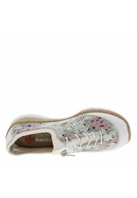 Baskets légères avec un dessus en mesh texturé arborant des motifs floraux, des accents synthétiques blancs et une semelle en caoutchouc rembourrée.