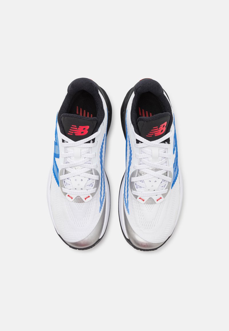 Zapatillas deportivas blancas con acentos azules, mediación plateada, cuello negro y marca roja. Presentan una parte superior texturizada y cordones planos.
