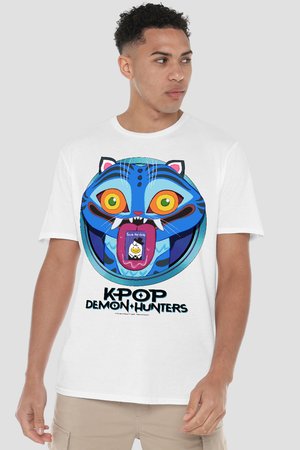 Mann trägt weißes T-Shirt mit einem bunten, blauen Katzenkopf und dem Text "K-Pop Demon Hunters" auf der Vorderseite.