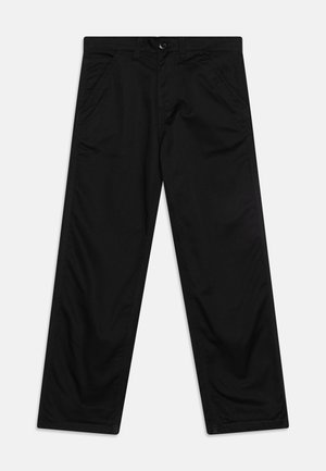 Svarte vide bukser laget av glatt stoff, med klassisk midjebånd, frontlommer og subtile sømdetaljer.