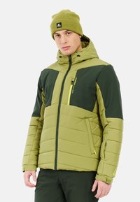 Zelena izolirana jakna s tamnozelenim detaljima, s horizontalno prošivenim panelima, zip-zatvaračem na prsnom džepu i podesivim kapuljačom.