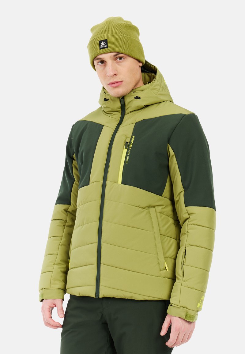 Zelena izolirana jakna s tamnozelenim detaljima, s horizontalno prošivenim panelima, zip-zatvaračem na prsnom džepu i podesivim kapuljačom.