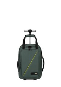 Resväska i mörkgrönt tyg med strukturerad yta, med ett gult diagonalt band, utdragbart handtag och sidobärremmar.