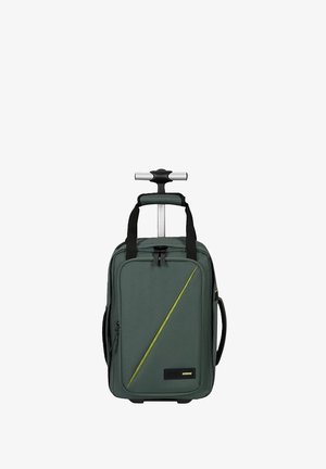 Maleta rodante de tela verde oscura con una superficie texturizada, que presenta una franja diagonal amarilla, asa extensible y correas de transporte laterales.