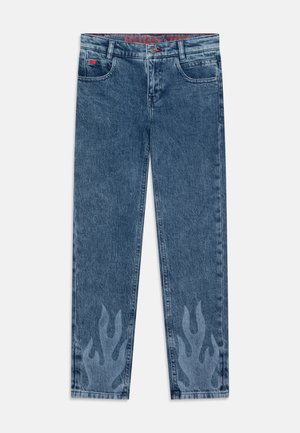 Niebieskie dżinsy z denimu z wzorem płomieni na dolnych partiach nogawek, zapięcie na guzik z przodu, szlufki na pasek i przednie kieszenie.