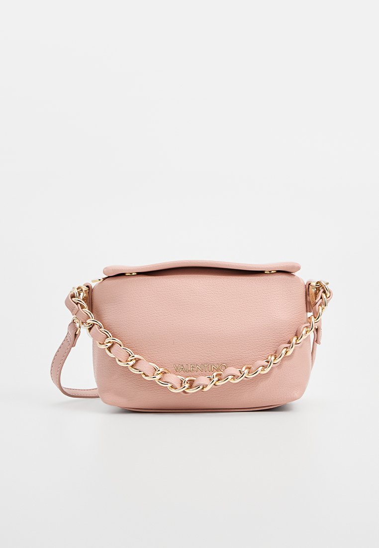 Rosa Lederhandtasche mit runder Form und goldener Kettenriemen. Verfügt über einen oberen Verschluss und eine strukturierte Oberfläche, mit dem Logo "VALENTINO".