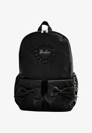 Sort rygsæk med to forlommer med store sløjfer og et hjerteformet logo med teksten "Baker by Ted Baker."
