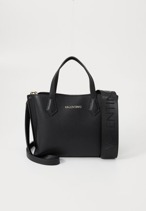 Zwarte gestructureerde leren Valentino handtas met dubbele handvatten, afneembare schouderriem en het "VALENTINO" logo gegraveerd op de riem en gedrukt op de tas.