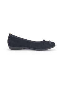 Zwarte suède balletschoenen met een ronde neus, voorzien van een kleine strikaccent aan de voorkant en een flexibele rubberen zool. Gladde textuur overal.