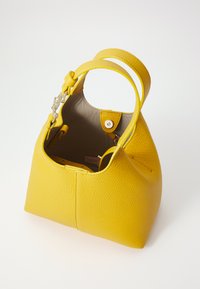 Borsa a tracolla gialla in pelle con finitura texturizzata, caratterizzata da una forma strutturata, doppie maniglie e un ampio interno. Dettagli in metallo argentato.