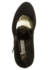 Ballet flat in scamosciato nero con punta arrotondata, sottile cinturino regolabile e un interno dorato lucido con etichetta del brand visibile.