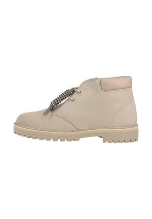 Beiger Wildleder-Stiefel mit gepolstertem Schaftrand und schwarz-weißen dicken Schnürsenkeln, mit robuster Sohle für den Einsatz im Freien.