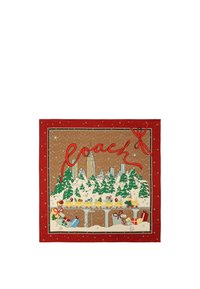 Rød silkescarf med et vinterbyscene, hvor der er grønne træer, gaver og et fremtrædende "Coach" logo i flydende rød skrift.