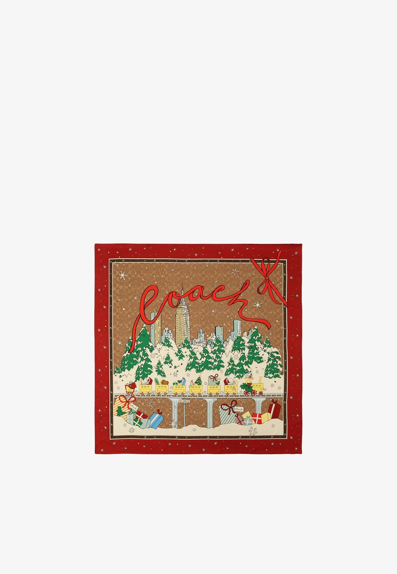 Rød silkescarf med et vinterbyscene, hvor der er grønne træer, gaver og et fremtrædende "Coach" logo i flydende rød skrift.