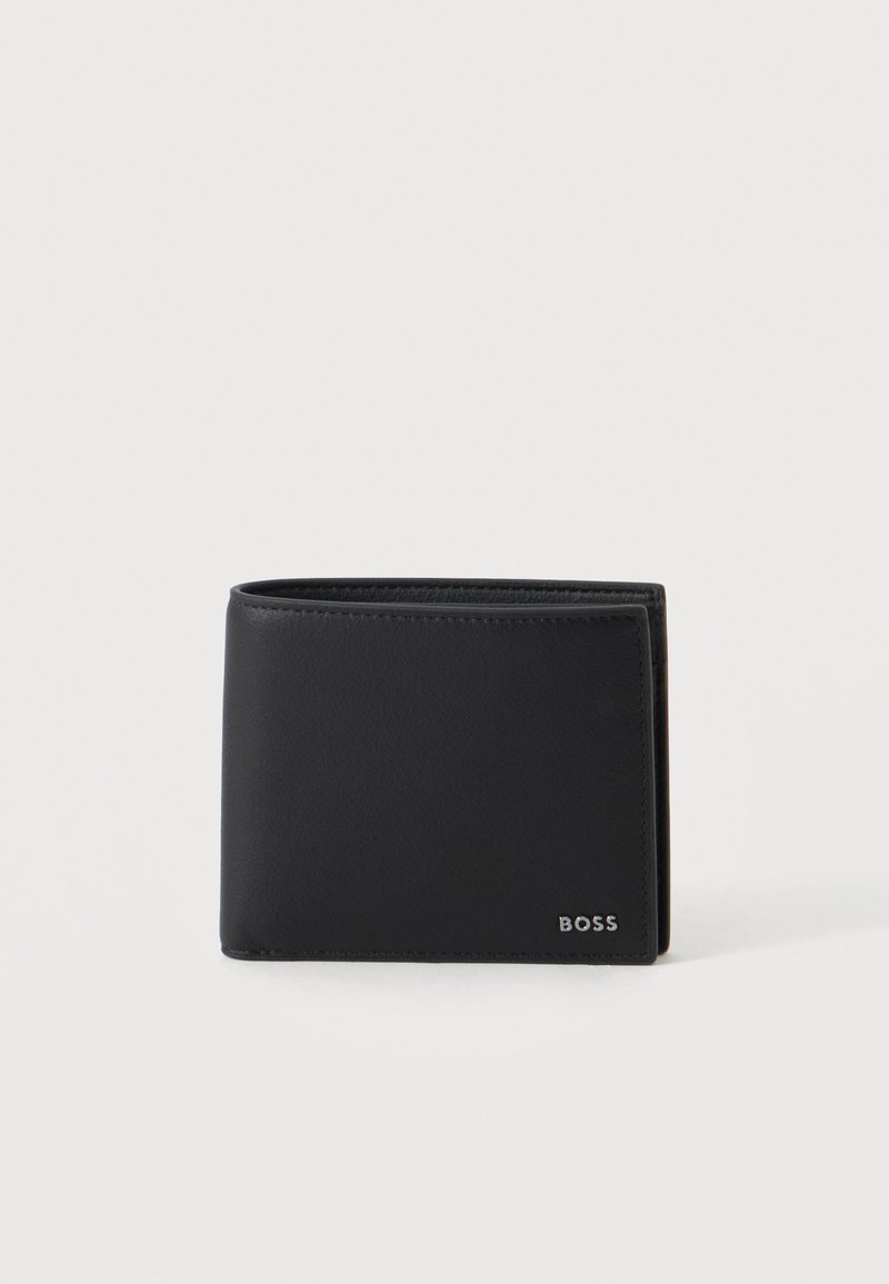 Portefeuille noir en cuir pliable avec le logo BOSS argenté en bas à droite, présenté sur un fond clair uni.
