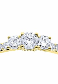 Goldring mit fünf runden, klaren Diamanten, die auffällig in eleganten Krappen gefasst sind, mit kleineren Diamanten entlang des Rings für zusätzlichen Glanz.