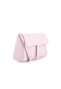 Rosa læderhåndtaske med struktureret design, flad frontklap og justerbar strop. Har tekstureret overflade og diskrete metalaccentuer.
