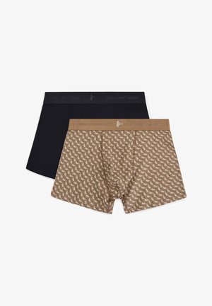 Dwa męskie bokserki ułożone na płasko, jedne w jednolitym czarnym kolorze, drugie brązowe z powtarzającym się zakrzywionym wzorem i markowymi ściągaczami w pasie.