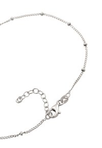 Sølvkædearmbånd med runde perler, udstyret med en hummerlås og justerbar længde. Glat tekstur og poleret finish.