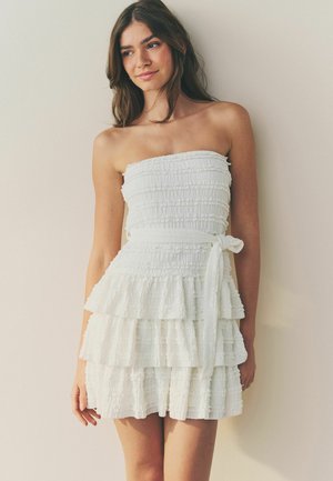 Next REGULAR FIT-BANDEAU RUFFLE TEXTURED TIE WAIST MINI - Kokteilinė suknelė / vakarėlių suknelė - white