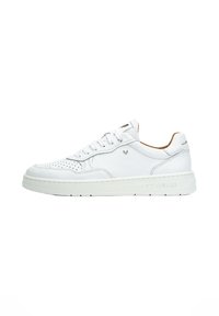 Sneakers bianchi in pelle con dettagli perforati, punta tonda, suola bianca, marchio discreto sui lati e sul retro, e un rivestimento interno color miele.