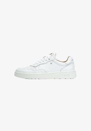 Sneakers bianchi in pelle con dettagli perforati, punta tonda, suola bianca, marchio discreto sui lati e sul retro, e un rivestimento interno color miele.