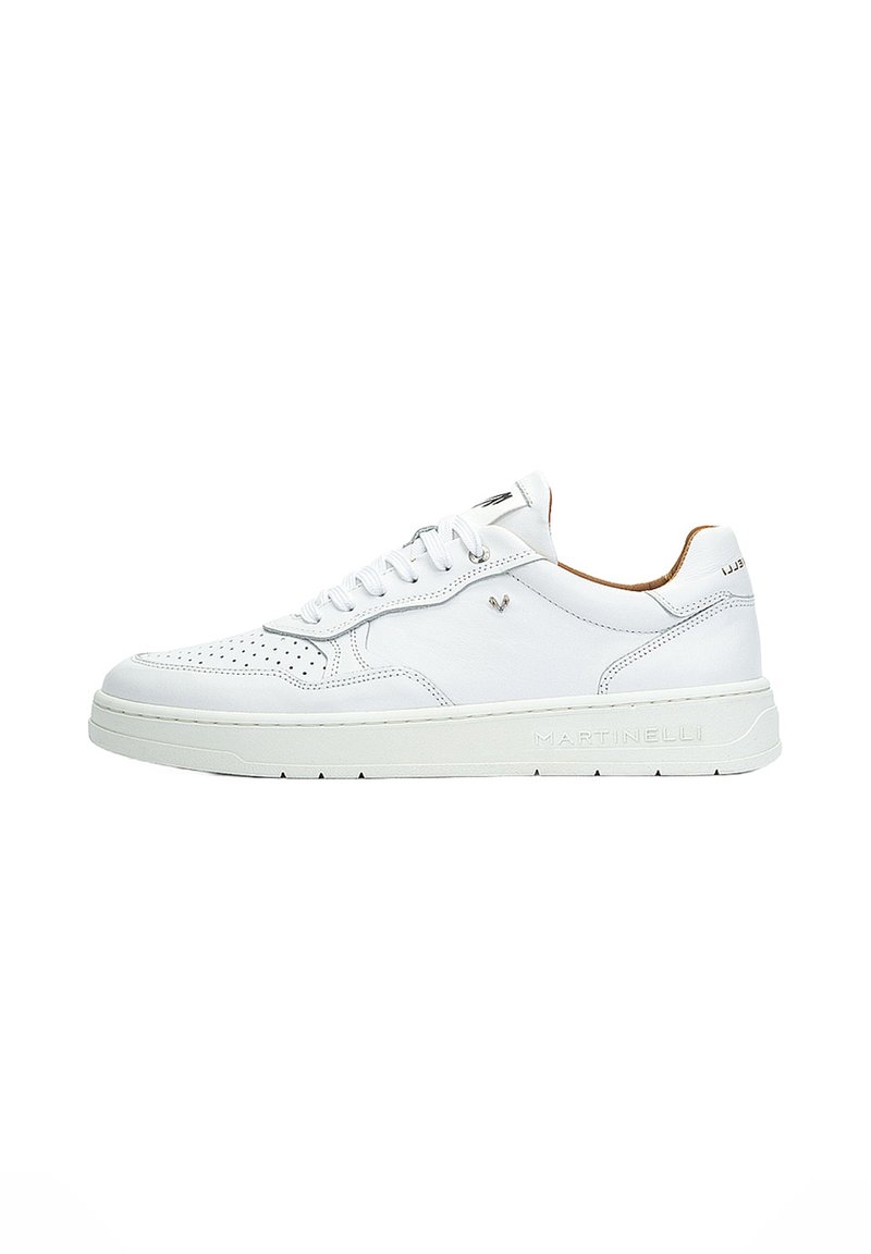 Sneakers bianchi in pelle con dettagli perforati, punta tonda, suola bianca, marchio discreto sui lati e sul retro, e un rivestimento interno color miele.