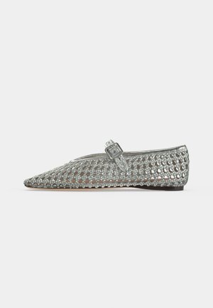 Zapato plano plateado con punta puntiaguda, diseño abierto tejido y una correa ajustable con hebilla en la parte superior.