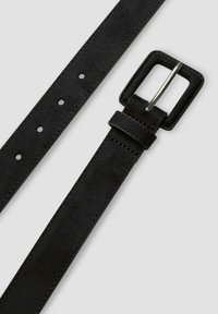 Ceinture en daim noir avec une boucle en métal rectangulaire. Présente plusieurs réglages avec des trous répartis uniformément le long de la sangle pour un ajustement personnalisé.