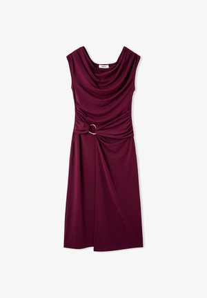 Robe bordeaux avec un décolleté drapé, détail de taille froncée et accent circulaire en or. Fabriquée à partir d'un tissu lisse et fluide avec un tombé.