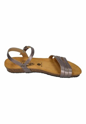 Damen offene Zehen flache Sandale mit drei vorderen Riemen, verstellbarem Knöchelriemen, Korksohle und hellbraunem Fußbett, im Seitenprofil gezeigt.
