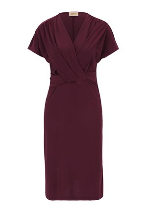 Burgundowa sukienka typu wrap z miękkiego materiału, charakteryzująca się krótkimi rękawami, wyszczuploną talią oraz spódnicą długości do kolan o gładkiej fakturze.