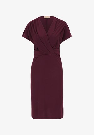 Burgundowa sukienka typu wrap z miękkiego materiału, charakteryzująca się krótkimi rękawami, wyszczuploną talią oraz spódnicą długości do kolan o gładkiej fakturze.