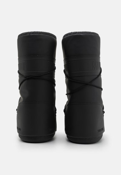Schwarze Winterstiefel mit gepolstertem Design, elastischem Kordelzugverschluss und strukturiertem Gummisohle mit eingeprägtem Branding an der Seite.