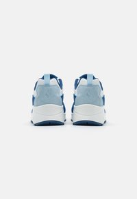 Blauwe en witte sportschoenen met een bovenkant van mesh, suede accenten en een gevoerde zool. Bevat een trekhaak en gestructureerde panelen.