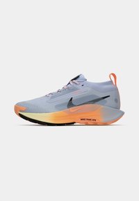 Pantofii de alergare pe teren Nike, de culoare albastru deschis, cu un upper texturat, șireturi roz și o talpă gradient portocalie. Prezintă accente și branding negru.